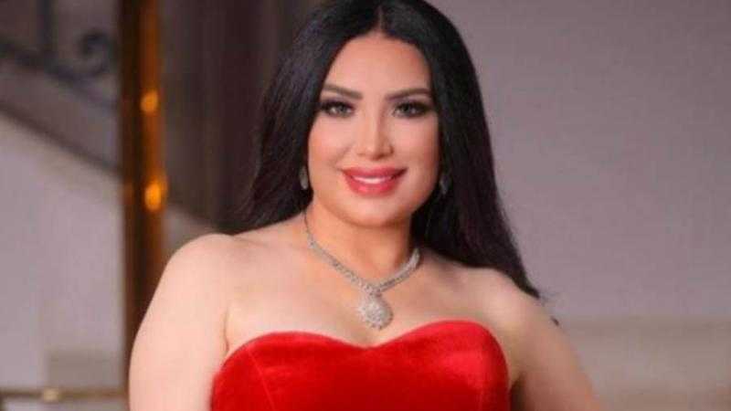 عبير صبري تطل بالأحمر وتشبة زهرة البستان
