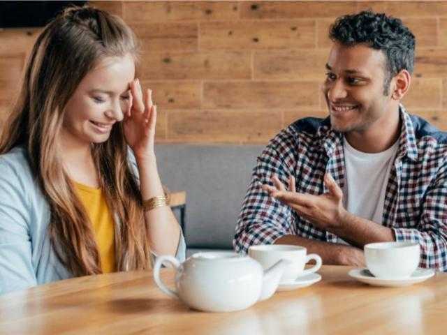 دراسة تكشف سبب الشعور بالخجل أثناء المحادثات