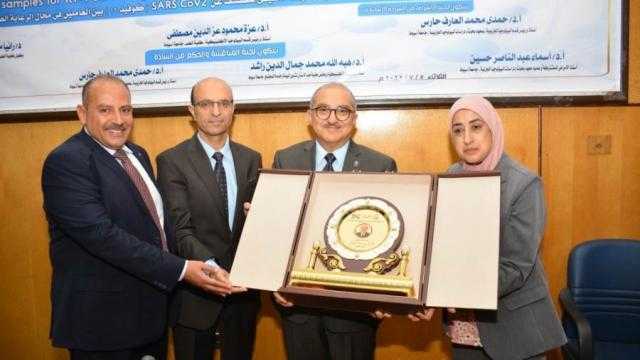 رئيس جامعة أسيوط يشهد أول رسالة ماجستير بمعهد البيولوجيا الجزيئية