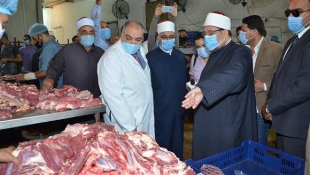 الأوقاف تنتهي اليوم من توزيع 50 طن لحوم على الأسر الأولى بالرعاية