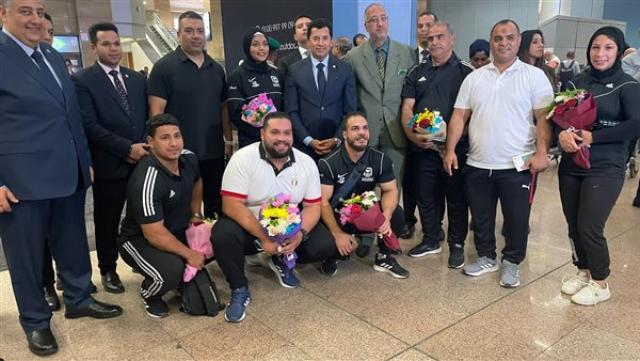 وزير الرياضة يستقبل الفوج الأخير من بعثة مصر المشاركة بألعاب البحر المتوسط