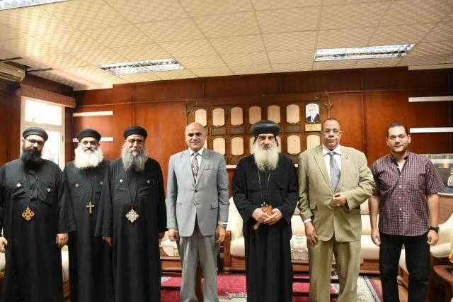محافظ الأقصر يستقبل قمامصة دير مارجرجس للتهنئة بعيد الأضحى.. صور
