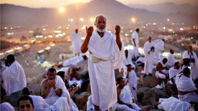 توافد الحجاج إلى صعيد عرفات لأداء ركن الحج الأعظم
