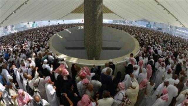 الحجاج يؤدون رمي جمرة العقبة الكبرى في أول أيام عيد الأضحى المبارك