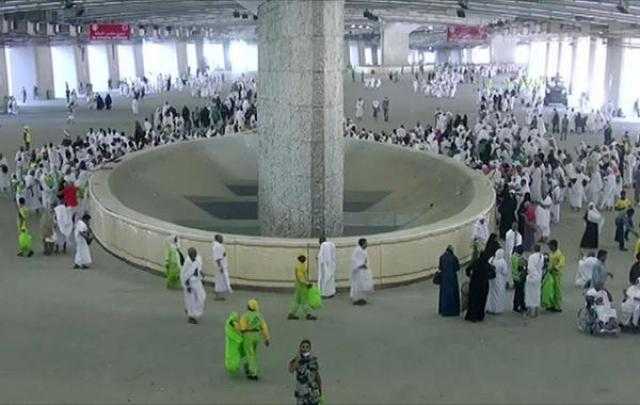 حجاج بيت الله الحرام يكملون رمي الجمرات الثلاث لليوم الأول من أيام التشريق