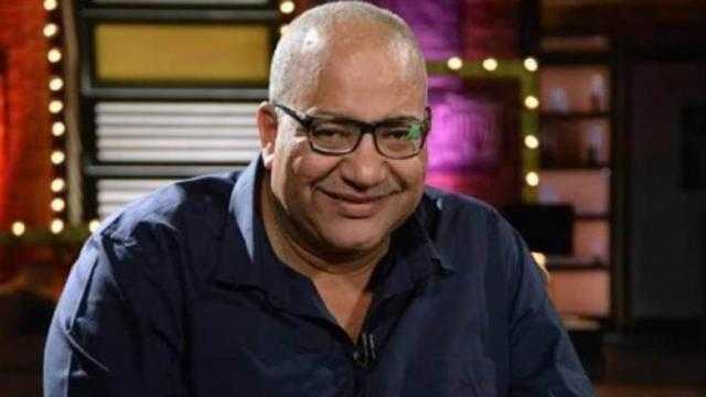 بيومي فؤاد يروج لعرض مسرحية ”عائلة تس” على مسرح محمد العلي