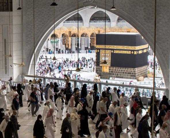 حجاج بيت الله الحرام يؤدون طواف الوداع