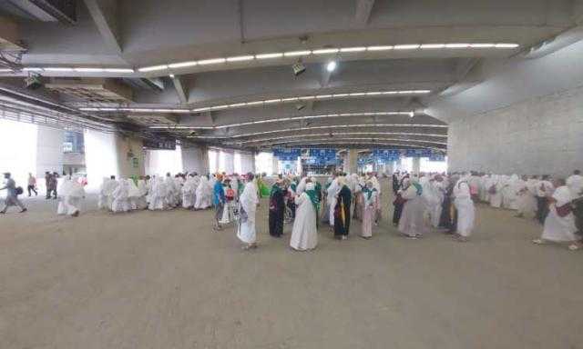 المتعجلون من الحجاج يغادرون مشعر منى