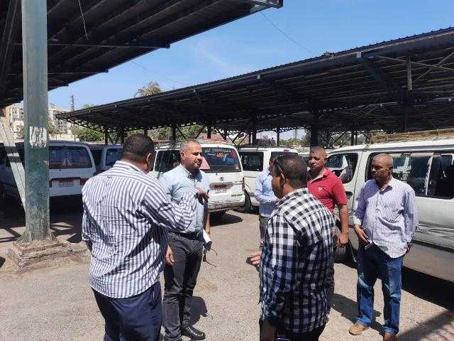 محافظ أسيوط يوجه قيادات المحافظة بتفقد مواقف السيارات ومحطات الوقود