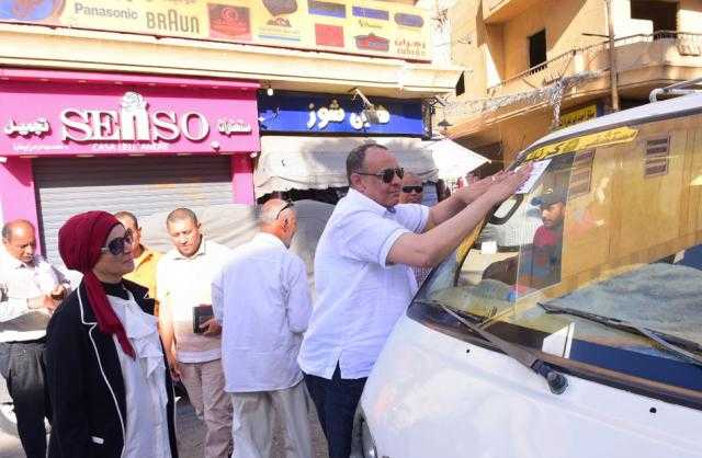تفقد مواقف السيارات للتأكد من التزام السائقين بالتعريفة الجديدة في الأقصر | صور