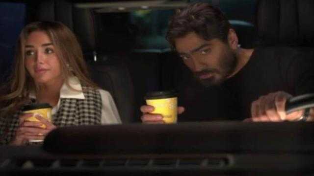 حب ابتدائي.. الجمهور يسخر من رومانسية تامر حسني وهنا الزاهد في فيلم «بحبك»