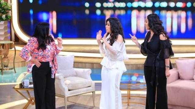 خناقة بين وفاء عامر وشقيقتها أيتن على الهواء.. والأخيرة: ”بتنفسن مني عشان بقلدها”