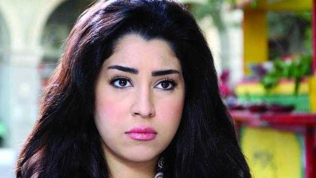 أيتن عامر تنهار بالبكاء على الهواء بسبب طفولتها: ”كل أما افتكر بتأثر”