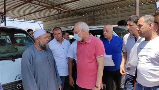 محافظ الجيزة يستوقف سيارات السرفيس للتعرف من المواطنين عن الأجرة