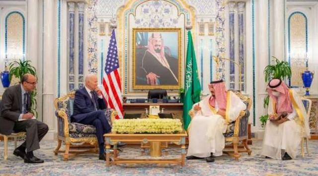 الملك سلمان يستقبل الرئيس الأمريكي في قصر السلام بجدة