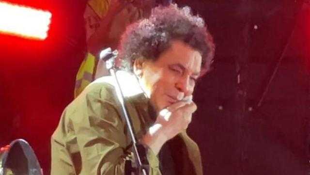 محمد منير يبكي أثناء غنائه «أنا بعشق البحر» في حفل إسكندرية