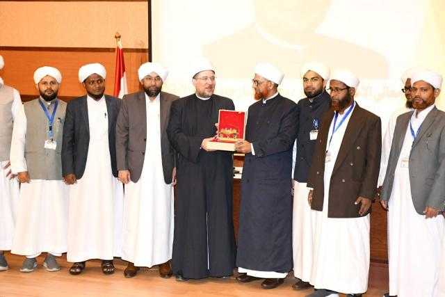 وفد كبار علماء الهند يشكر وزير الأوقاف.. ويهديه درع جامعة الثقافة السنية الإسلامية