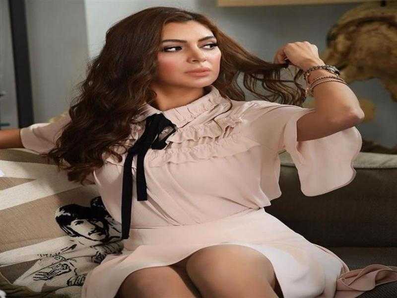 بسمة داوود تتحدى برودة الجو بإطلالة على البحر