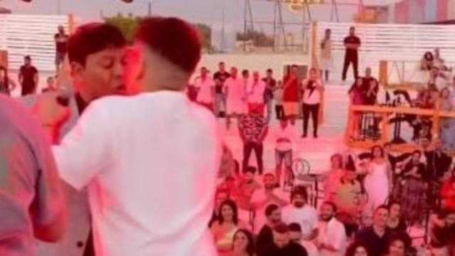 عمر كمال عن قبلته لـ عبد الباسط حمودة: “كانت عفوية”