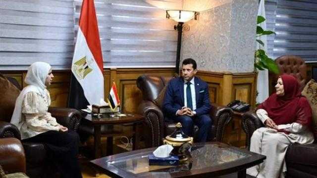 وزير الشباب يكرم جهاد أحمد الحاصلة على المركز الثالث بمسابقة الروبوت العالمية