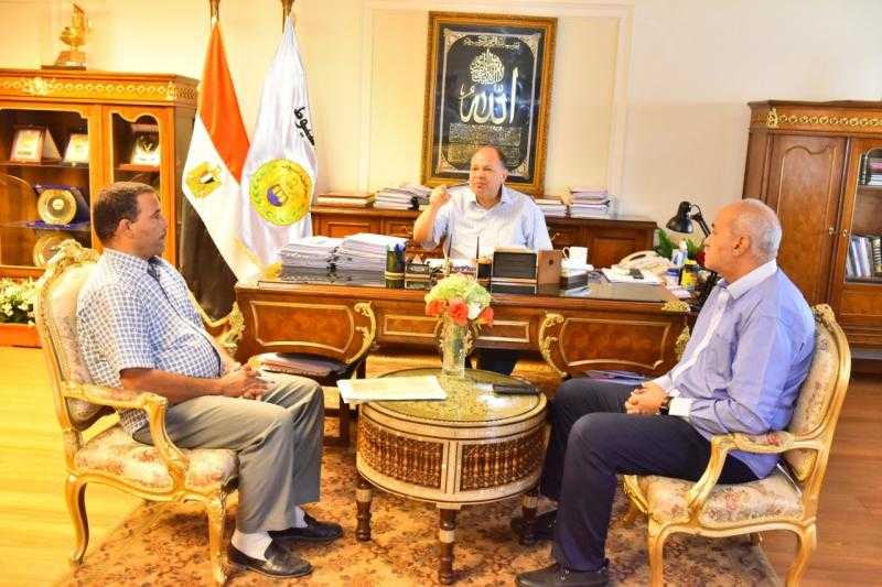 محافظ أسيوط يناقش جهود مديرية الزراعة ويشدد على تكثيف حملات إزالة التعديات على الأراضي الزراعية