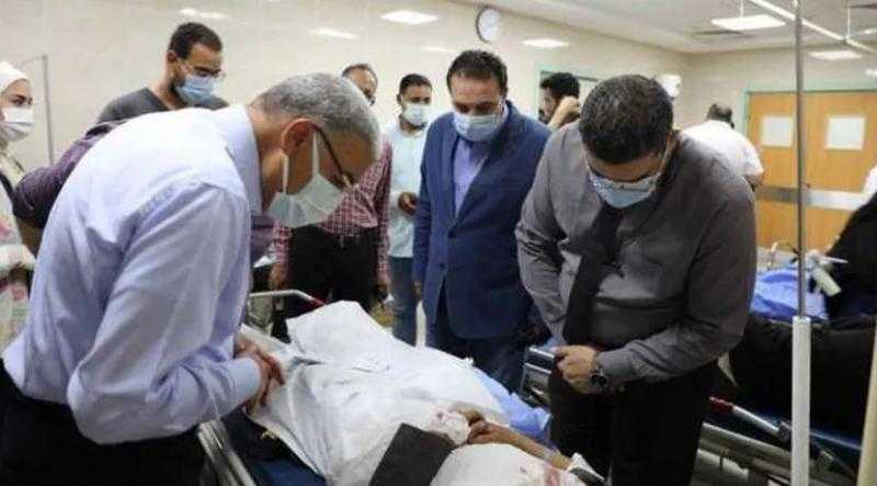 محافظ المنيا يزور المصابين في حادث أتوبيس النقل الجماعي