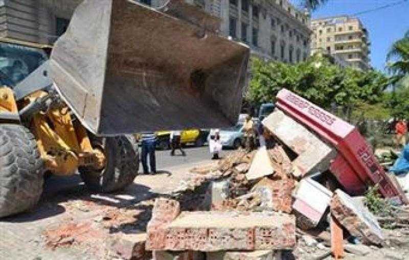 إزالة كشك مخالف في ترعة المنصورية بالجيزة