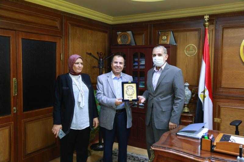 محافظ كفر الشيخ يكرم” صالح” لجهوده أثناء رئاسته قطاع شئون خدمة المجتمع بالجامعة