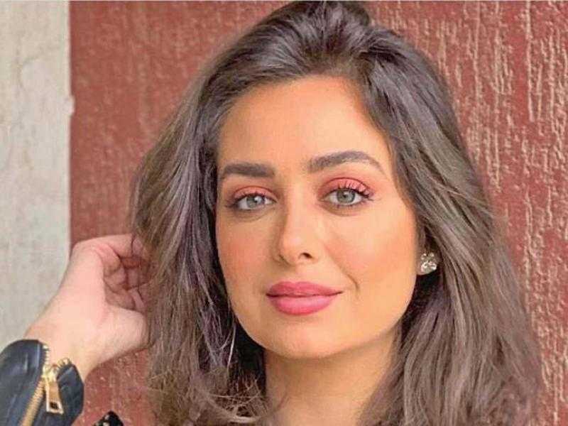 هبة مجدي تخطف الأضواء بالبينك الفاتح
