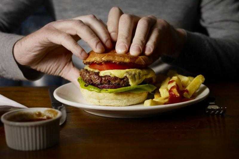 7 طرق لمقاومة إغراءات الطعام في الصيف