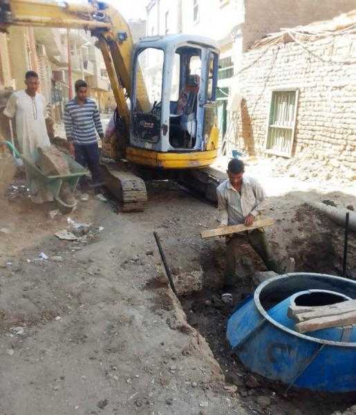محافظ أسوان يكلف مسئولي الوحدة المحلية بحل مشكلة أهالي منطقة العراجين