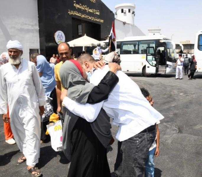 بالأحضان.. المفرج عنهم يودعون خلف الأسوار.. صور