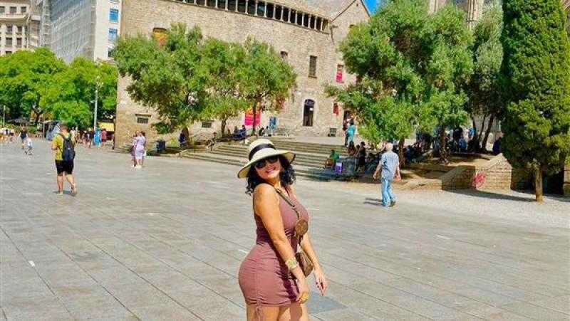 رانيا يوسف تشارك الجمهور إطلالتها العارية.. وتعلق: ”عيش حياتك ومتخليش حد يحسسك بالذنب”