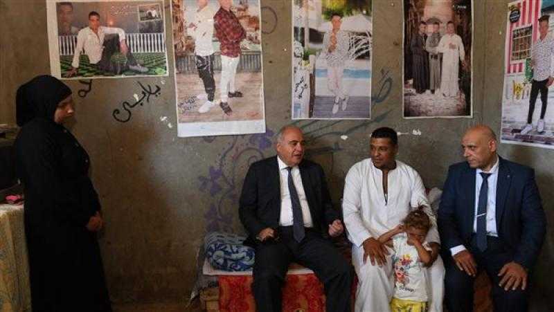 استجابة لشكوتها.. محافظ قنا يزور منزل أرملة ويوجه بعلاج ابنتها على نفقة الدولة