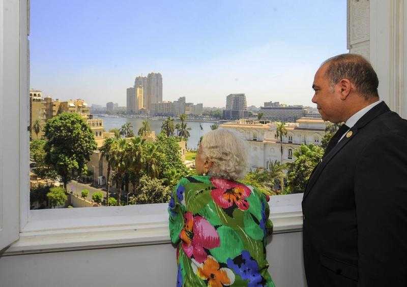 بتوجيهات من الرئيس السيسي.. تفاصيل تسليم السيدة إخلاص شقة في الزمالك.. فيديو