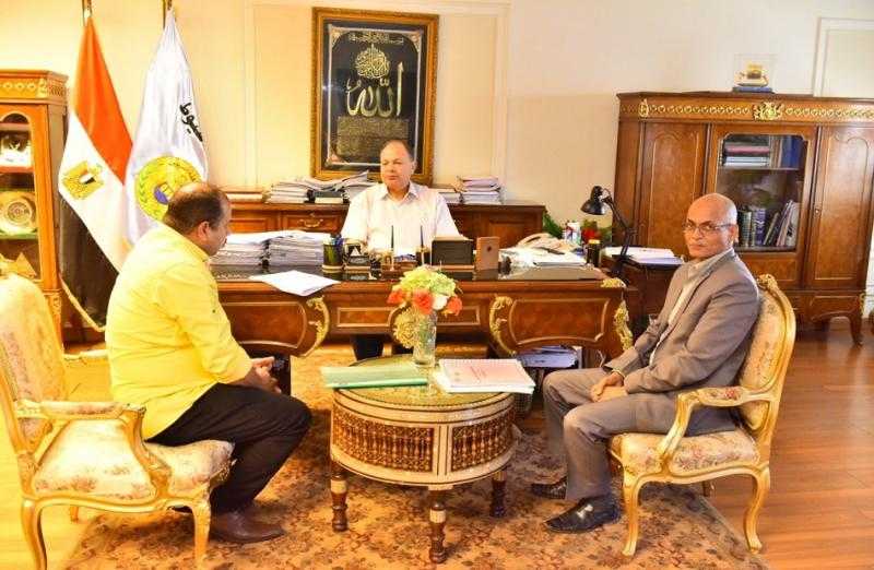 محافظ أسيوط يناقش الخطة التنفيذية للسكان لعام 2022- 2023