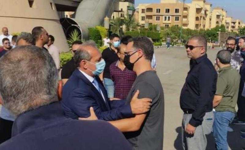 تشييع جثمان والد الإعلامي شريف عامر من مسجد الشرطة بالشيخ زايد