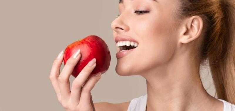 فوائد أكل التفاح على الريق