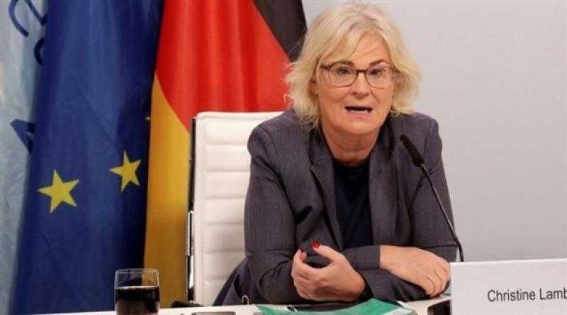 وزيرة الدفاع الألمانية تعلن تسليم أوكرانيا قاذفات صواريخ متعددة