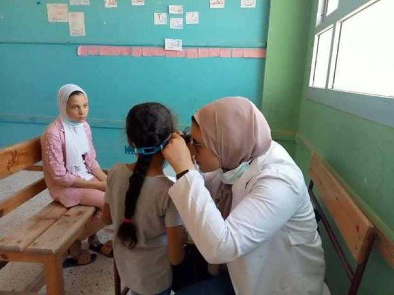 خدمات علاجية لـ762 حالة ضمن قافلة طبية لجامعة القناة بالقنطرة غرب