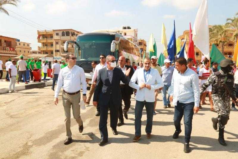 محافظ كفر الشيخ يطلق حملة لتنظيف شواطئ مصيف بلطيم ويشيد بالمشاركة المجتمعية