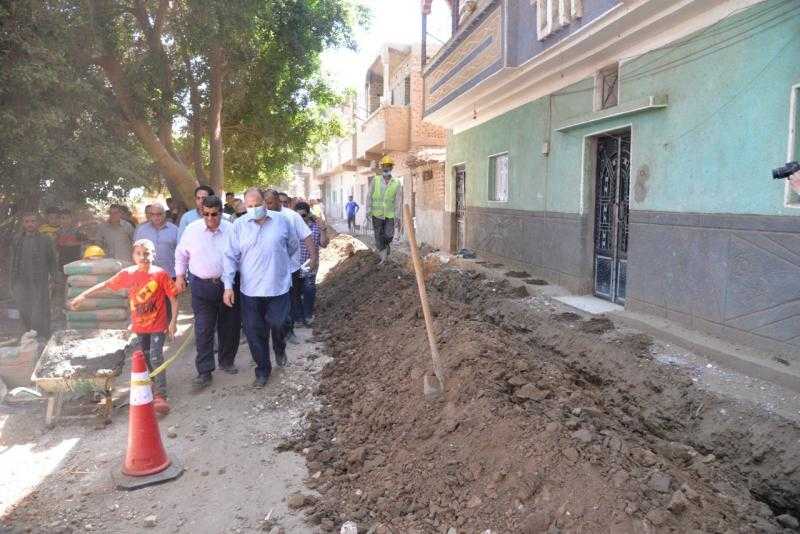 محافظ أسيوط يتفقد أعمال تنفيذ وصلات صرف صحى بقرية بنى شقير