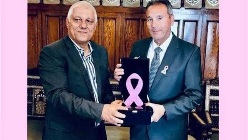 «بهية» تهدي محمد الإتربي درع المستشفى تقديرا لدعم بنك مصر الدائم
