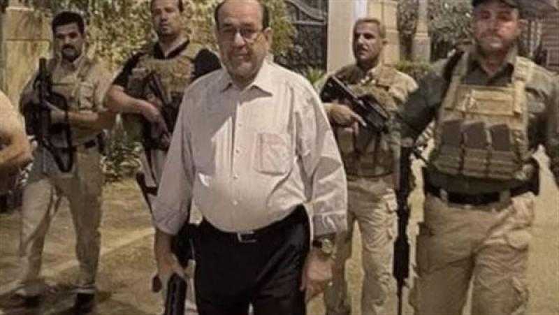 بعد اقتحام المنطقة الخضراء في بغداد.. المالكي يحمل سلاحا ويخرج للشارع