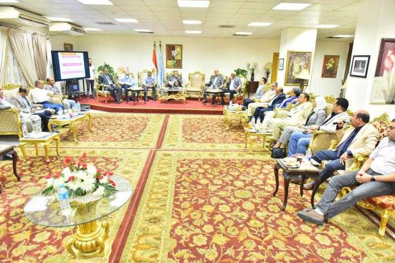 محافظ أسيوط يناقش شكاوى مياه الشرب والصرف الصحي بالقرى