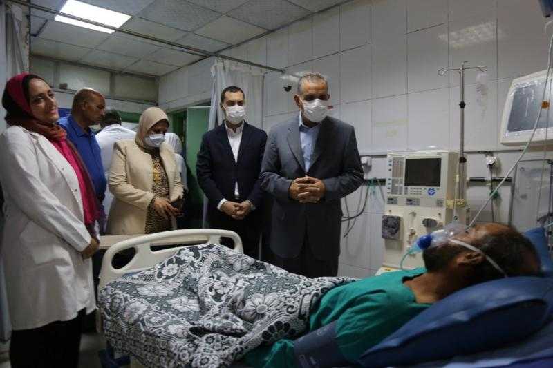 محافظ كفر الشيخ يطمئن على عامل أصيب أثناء عمله ويقرر صرف إعانة عاجلة