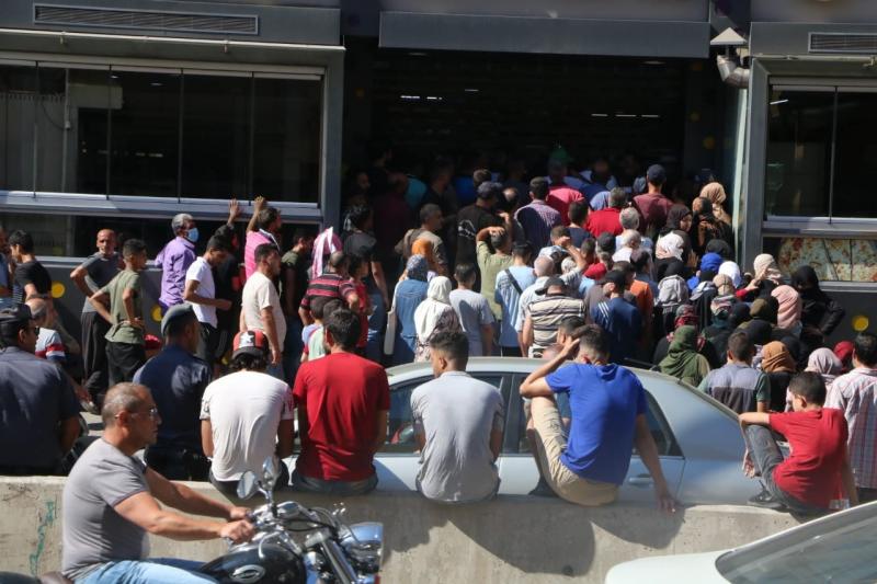 أزمة الخبز تتفاقم في لبنان وسط زحام شديد على المخابز