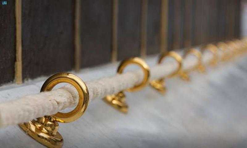 صيانة جدار الكعبة وتركيب المذهبات استعدادا لتثبيت الثوب الجديد