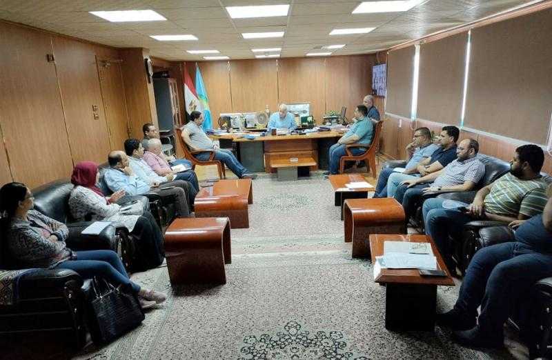 رئيس مياه البحيرة يوجه بسرعة الانتهاء من أعمال تنفيذ الوصلات المنزلية للصرف الصحي بقرى «حياة كريمة»|صور