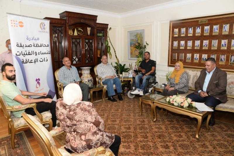 محافظ أسيوط يبحث سبل تفعيل مبادرة ”محافظة صديقة لذوي الإعاقة” للتيسير على ذوات الهمم